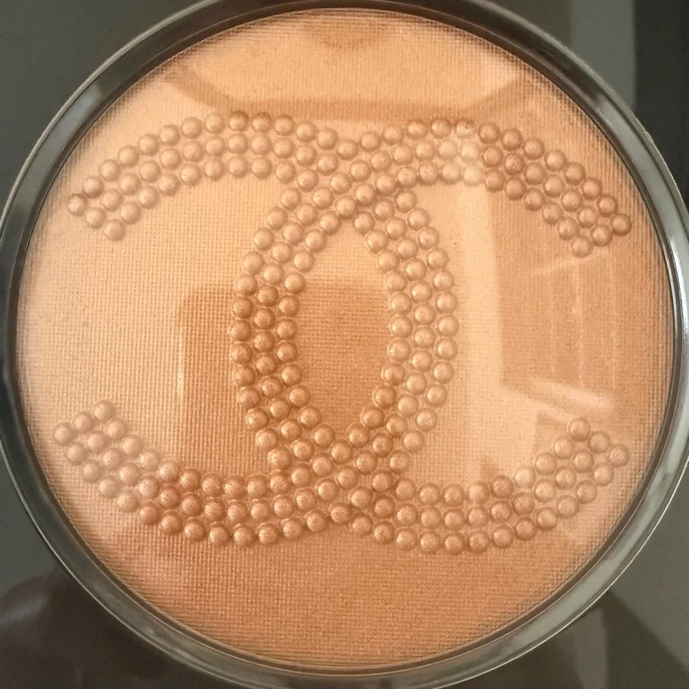 CHANEL LES SYMBOLES DE CHANEL OVERSIZE ILLUMINATING FACE POWDER - WARM GOLD NIB